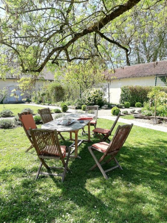 Le Domaine Des Platanes Bed & Breakfast Bourg-Charente Exterior photo